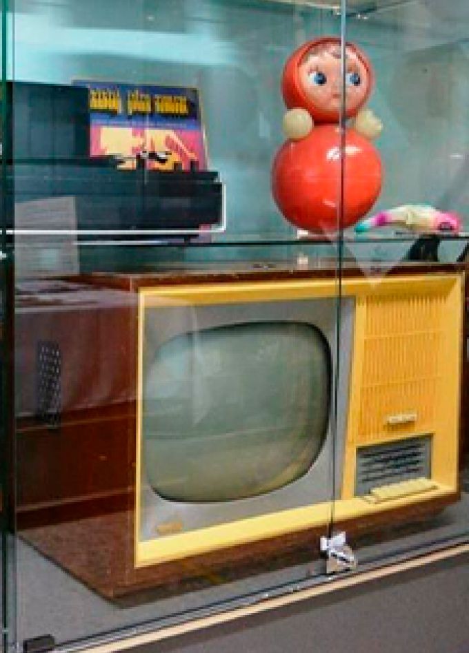 Экскурсия по выставке советских приборов и технике