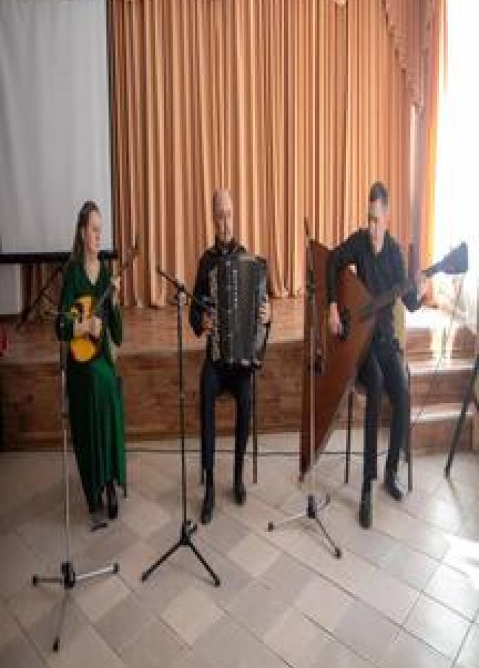 А музыка в прекрасных звуках рождена