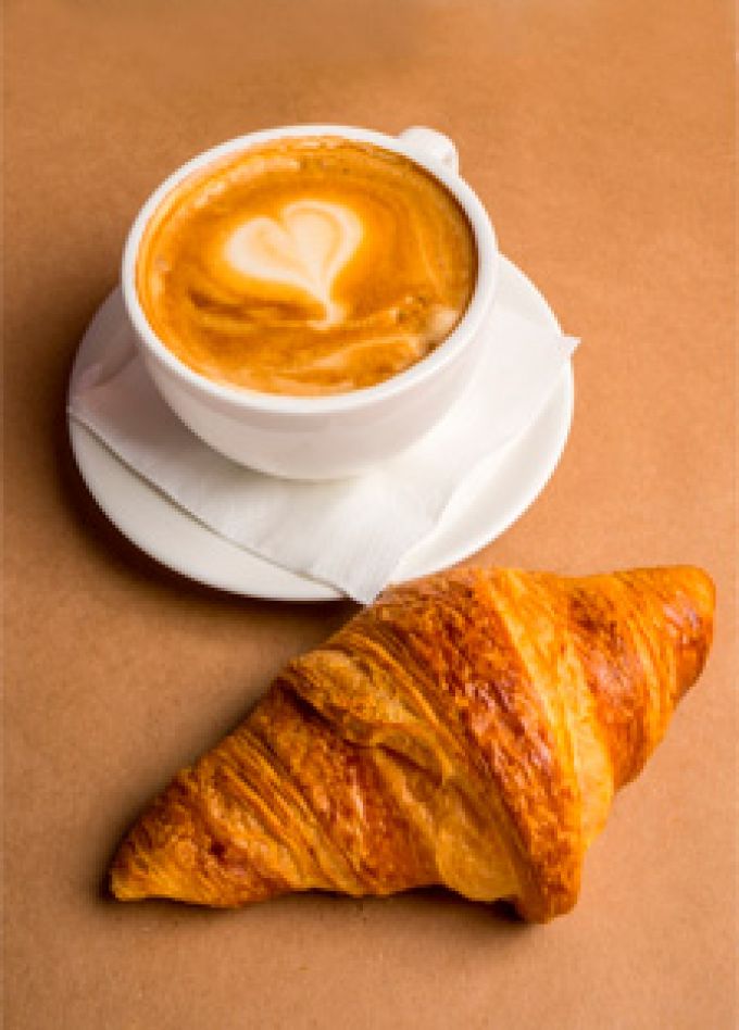 Сюжетный натюрморт "Кофе с круассаном". Мастер-класс