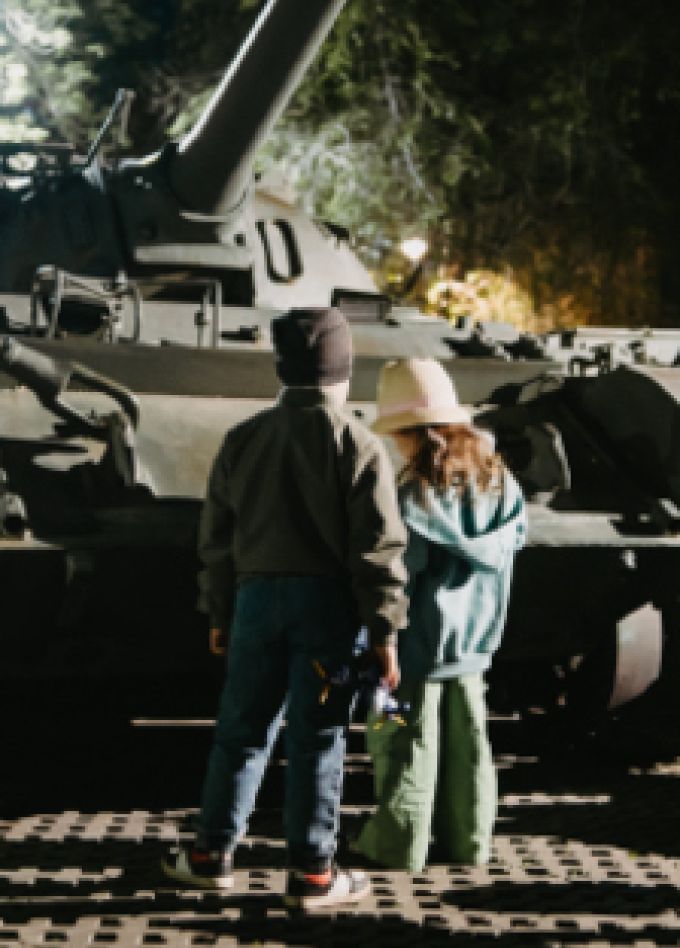 Свет памяти в тенях войны: Ночная экскурсия